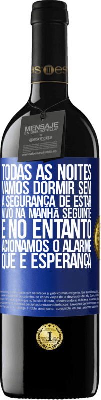 39,95 € Envio grátis | Vinho tinto Edição RED MBE Reserva Todas as noites vamos dormir sem a segurança de estar vivo na manhã seguinte e, no entanto, acionamos o alarme. QUE É Etiqueta Azul. Etiqueta personalizável Reserva 12 Meses Colheita 2015 Tempranillo