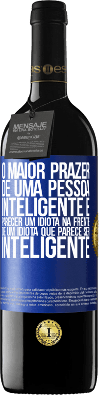 39,95 € Envio grátis | Vinho tinto Edição RED MBE Reserva O maior prazer de uma pessoa inteligente é parecer um idiota na frente de um idiota que parece ser inteligente Etiqueta Azul. Etiqueta personalizável Reserva 12 Meses Colheita 2015 Tempranillo