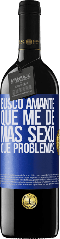 39,95 € Envío gratis | Vino Tinto Edición RED MBE Reserva Busco amante que me de más sexo que problemas Etiqueta Azul. Etiqueta personalizable Reserva 12 Meses Cosecha 2015 Tempranillo