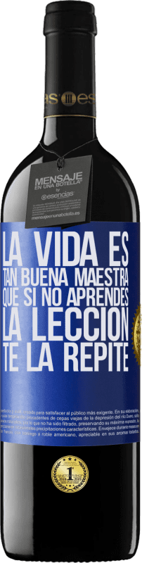 39,95 € Envío gratis | Vino Tinto Edición RED MBE Reserva La vida es tan buena maestra que si no aprendes la lección, te la repite Etiqueta Azul. Etiqueta personalizable Reserva 12 Meses Cosecha 2015 Tempranillo