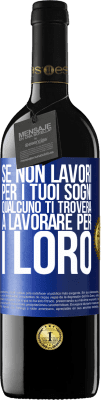 39,95 € Spedizione Gratuita | Vino rosso Edizione RED MBE Riserva Se non lavori per i tuoi sogni, qualcuno ti troverà a lavorare per i loro Etichetta Blu. Etichetta personalizzabile Riserva 12 Mesi Raccogliere 2015 Tempranillo