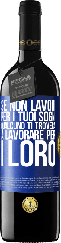 39,95 € Spedizione Gratuita | Vino rosso Edizione RED MBE Riserva Se non lavori per i tuoi sogni, qualcuno ti troverà a lavorare per i loro Etichetta Blu. Etichetta personalizzabile Riserva 12 Mesi Raccogliere 2015 Tempranillo