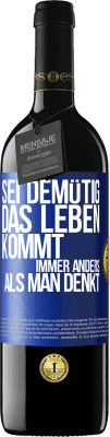 39,95 € Kostenloser Versand | Rotwein RED Ausgabe MBE Reserve Sei demütig, das Leben kommt immer anders als man denkt Blaue Markierung. Anpassbares Etikett Reserve 12 Monate Ernte 2015 Tempranillo