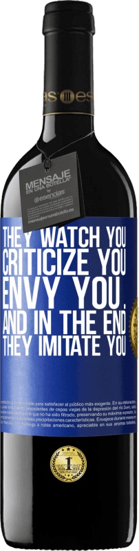 39,95 € 送料無料 | 赤ワイン REDエディション MBE 予約する 彼らはあなたを見て、あなたを批判し、あなたをen望します...そして最終的に、彼らはあなたを模倣します 青いタグ. カスタマイズ可能なラベル 予約する 12 月 収穫 2016 Tempranillo