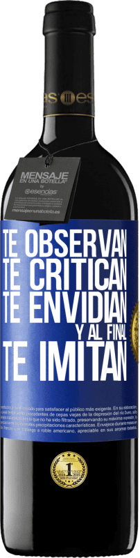 39,95 € Envío gratis | Vino Tinto Edición RED MBE Reserva Te observan, te critican, te envidian… y al final, te imitan Etiqueta Azul. Etiqueta personalizable Reserva 12 Meses Cosecha 2015 Tempranillo