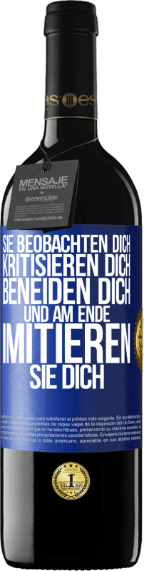 39,95 € Kostenloser Versand | Rotwein RED Ausgabe MBE Reserve Sie beobachten dich, kritisieren dich, beneiden dich... und am Ende imitieren sie dich Blaue Markierung. Anpassbares Etikett Reserve 12 Monate Ernte 2015 Tempranillo