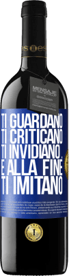 39,95 € Spedizione Gratuita | Vino rosso Edizione RED MBE Riserva Ti guardano, ti criticano, ti invidiano ... e alla fine ti imitano Etichetta Blu. Etichetta personalizzabile Riserva 12 Mesi Raccogliere 2014 Tempranillo