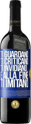 39,95 € Spedizione Gratuita | Vino rosso Edizione RED MBE Riserva Ti guardano, ti criticano, ti invidiano ... e alla fine ti imitano Etichetta Blu. Etichetta personalizzabile Riserva 12 Mesi Raccogliere 2016 Tempranillo
