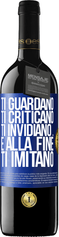 39,95 € Spedizione Gratuita | Vino rosso Edizione RED MBE Riserva Ti guardano, ti criticano, ti invidiano ... e alla fine ti imitano Etichetta Blu. Etichetta personalizzabile Riserva 12 Mesi Raccogliere 2015 Tempranillo