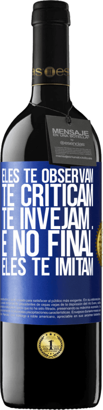 39,95 € Envio grátis | Vinho tinto Edição RED MBE Reserva Eles te observam, te criticam, te invejam ... e no final, eles te imitam Etiqueta Azul. Etiqueta personalizável Reserva 12 Meses Colheita 2015 Tempranillo