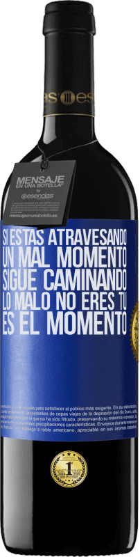 39,95 € Envío gratis | Vino Tinto Edición RED MBE Reserva Si estás atravesando un mal momento, sigue caminando. Lo malo no eres tú, es el momento Etiqueta Azul. Etiqueta personalizable Reserva 12 Meses Cosecha 2015 Tempranillo