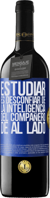 39,95 € Envío gratis | Vino Tinto Edición RED MBE Reserva Estudiar es desconfiar de la inteligencia del compañero de al lado Etiqueta Azul. Etiqueta personalizable Reserva 12 Meses Cosecha 2015 Tempranillo