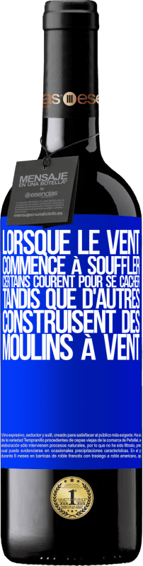 39,95 € Envoi gratuit | Vin rouge Édition RED MBE Réserve Lorsque le vent commence à souffler, certains courent pour se cacher, tandis que d'autres construisent des moulins à vent Étiquette Bleue. Étiquette personnalisable Réserve 12 Mois Récolte 2015 Tempranillo