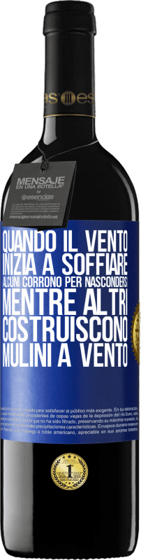 39,95 € Spedizione Gratuita | Vino rosso Edizione RED MBE Riserva Quando il vento inizia a soffiare, alcuni corrono per nascondersi, mentre altri costruiscono mulini a vento Etichetta Blu. Etichetta personalizzabile Riserva 12 Mesi Raccogliere 2015 Tempranillo