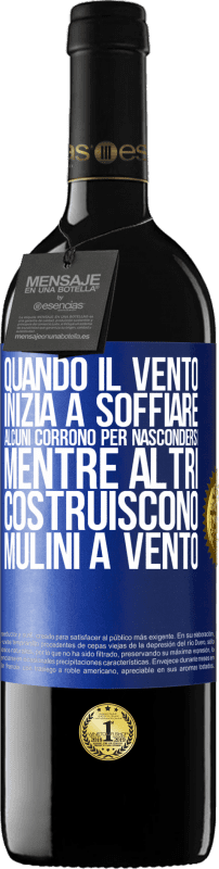 39,95 € Spedizione Gratuita | Vino rosso Edizione RED MBE Riserva Quando il vento inizia a soffiare, alcuni corrono per nascondersi, mentre altri costruiscono mulini a vento Etichetta Blu. Etichetta personalizzabile Riserva 12 Mesi Raccogliere 2016 Tempranillo