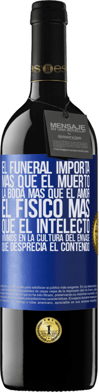 39,95 € Envío gratis | Vino Tinto Edición RED MBE Reserva El funeral importa más que el muerto, la boda más que el amor, el físico más que el intelecto. Vivimos en la cultura del Etiqueta Azul. Etiqueta personalizable Reserva 12 Meses Cosecha 2015 Tempranillo