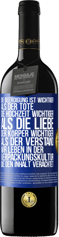 39,95 € Kostenloser Versand | Rotwein RED Ausgabe MBE Reserve Die Beerdigung ist wichtiger als der Tote, die Hochzeit wichtiger als die Liebe, der Körper wichtiger als der Verstand. Wir lebe Blaue Markierung. Anpassbares Etikett Reserve 12 Monate Ernte 2015 Tempranillo