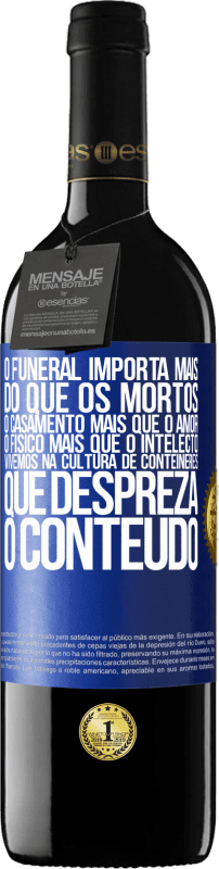 39,95 € Envio grátis | Vinho tinto Edição RED MBE Reserva O funeral importa mais do que os mortos, o casamento mais que o amor, o físico mais que o intelecto. Vivemos na cultura de Etiqueta Azul. Etiqueta personalizável Reserva 12 Meses Colheita 2015 Tempranillo