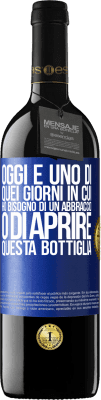 39,95 € Spedizione Gratuita | Vino rosso Edizione RED MBE Riserva Oggi è uno di quei giorni in cui ho bisogno di un abbraccio o di aprire questa bottiglia Etichetta Blu. Etichetta personalizzabile Riserva 12 Mesi Raccogliere 2015 Tempranillo