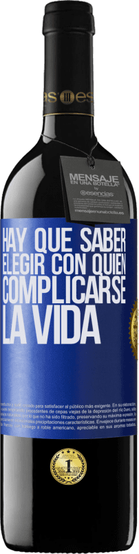 39,95 € Envío gratis | Vino Tinto Edición RED MBE Reserva Hay que saber elegir con quién complicarse la vida Etiqueta Azul. Etiqueta personalizable Reserva 12 Meses Cosecha 2016 Tempranillo