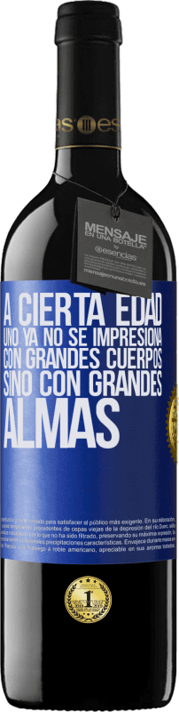 39,95 € Envío gratis | Vino Tinto Edición RED MBE Reserva A cierta edad uno ya no se impresiona con grandes cuerpos, sino con grandes almas Etiqueta Azul. Etiqueta personalizable Reserva 12 Meses Cosecha 2015 Tempranillo