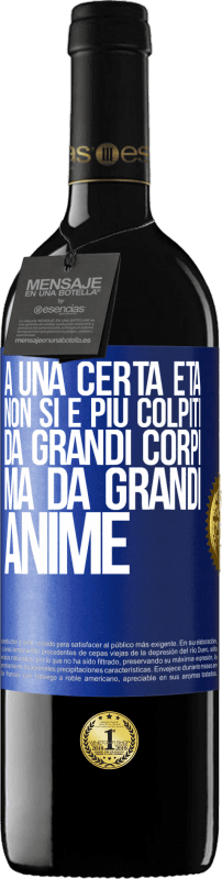 39,95 € Spedizione Gratuita | Vino rosso Edizione RED MBE Riserva A una certa età non si è più colpiti da grandi corpi, ma da grandi anime Etichetta Blu. Etichetta personalizzabile Riserva 12 Mesi Raccogliere 2015 Tempranillo