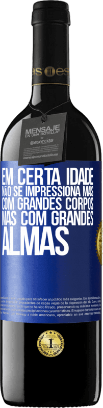 39,95 € Envio grátis | Vinho tinto Edição RED MBE Reserva Em certa idade, não se impressiona mais com grandes corpos, mas com grandes almas Etiqueta Azul. Etiqueta personalizável Reserva 12 Meses Colheita 2015 Tempranillo