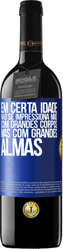 39,95 € Envio grátis | Vinho tinto Edição RED MBE Reserva Em certa idade, não se impressiona mais com grandes corpos, mas com grandes almas Etiqueta Azul. Etiqueta personalizável Reserva 12 Meses Colheita 2016 Tempranillo
