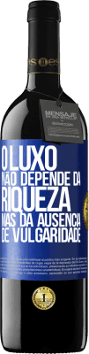 39,95 € Envio grátis | Vinho tinto Edição RED MBE Reserva O luxo não depende da riqueza, mas da ausência de vulgaridade Etiqueta Azul. Etiqueta personalizável Reserva 12 Meses Colheita 2015 Tempranillo