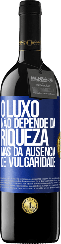 39,95 € Envio grátis | Vinho tinto Edição RED MBE Reserva O luxo não depende da riqueza, mas da ausência de vulgaridade Etiqueta Azul. Etiqueta personalizável Reserva 12 Meses Colheita 2015 Tempranillo