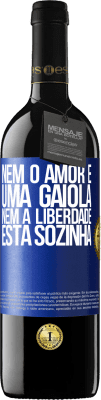 39,95 € Envio grátis | Vinho tinto Edição RED MBE Reserva Nem o amor é uma gaiola, nem a liberdade está sozinha Etiqueta Azul. Etiqueta personalizável Reserva 12 Meses Colheita 2015 Tempranillo