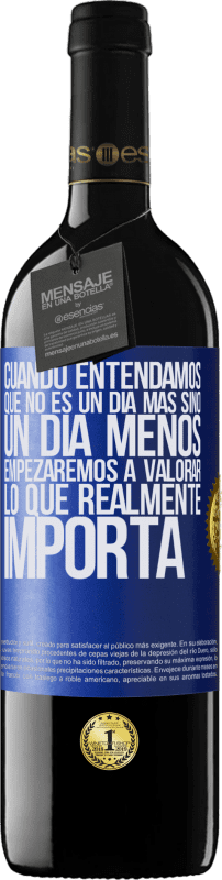 39,95 € Envío gratis | Vino Tinto Edición RED MBE Reserva Cuando entendamos que no es un día más sino un día menos, empezaremos a valorar lo que realmente importa Etiqueta Azul. Etiqueta personalizable Reserva 12 Meses Cosecha 2015 Tempranillo