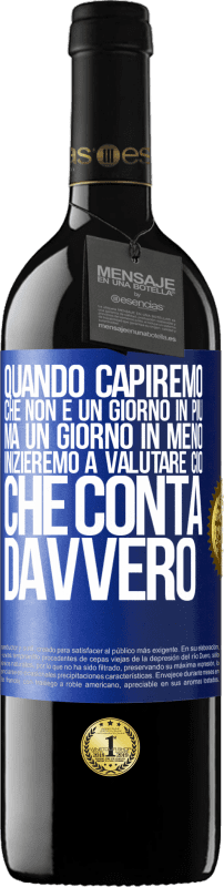39,95 € Spedizione Gratuita | Vino rosso Edizione RED MBE Riserva Quando capiremo che non è un giorno in più, ma un giorno in meno, inizieremo a valutare ciò che conta davvero Etichetta Blu. Etichetta personalizzabile Riserva 12 Mesi Raccogliere 2016 Tempranillo