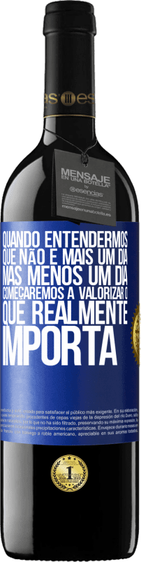 39,95 € Envio grátis | Vinho tinto Edição RED MBE Reserva Quando entendermos que não é mais um dia, mas menos um dia, começaremos a valorizar o que realmente importa Etiqueta Azul. Etiqueta personalizável Reserva 12 Meses Colheita 2015 Tempranillo