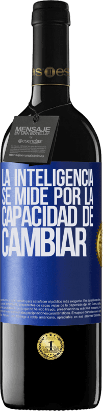 39,95 € Envío gratis | Vino Tinto Edición RED MBE Reserva La inteligencia se mide por la capacidad de cambiar Etiqueta Azul. Etiqueta personalizable Reserva 12 Meses Cosecha 2015 Tempranillo