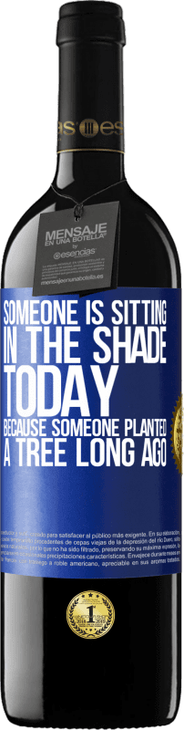 39,95 € 送料無料 | 赤ワイン REDエディション MBE 予約する 誰かがずっと前に木を植えたので、誰かが今日日陰に座っています 青いタグ. カスタマイズ可能なラベル 予約する 12 月 収穫 2014 Tempranillo