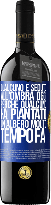 39,95 € Spedizione Gratuita | Vino rosso Edizione RED MBE Riserva Qualcuno è seduto all'ombra oggi, perché qualcuno ha piantato un albero molto tempo fa Etichetta Blu. Etichetta personalizzabile Riserva 12 Mesi Raccogliere 2015 Tempranillo