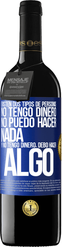 39,95 € Envío gratis | Vino Tinto Edición RED MBE Reserva Existen dos tipos de personas. No tengo dinero, no puedo hacer nada y No tengo dinero, debo hacer algo Etiqueta Azul. Etiqueta personalizable Reserva 12 Meses Cosecha 2015 Tempranillo