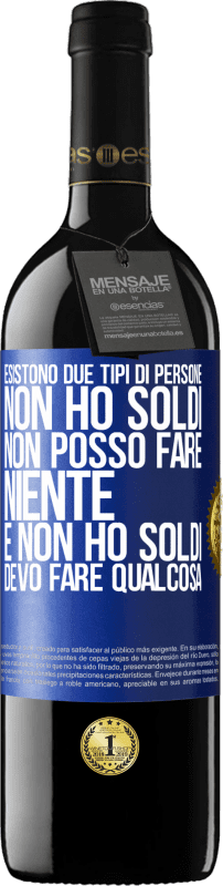 39,95 € Spedizione Gratuita | Vino rosso Edizione RED MBE Riserva Esistono due tipi di persone. Non ho soldi, non posso fare niente e Non ho soldi, devo fare qualcosa Etichetta Blu. Etichetta personalizzabile Riserva 12 Mesi Raccogliere 2015 Tempranillo