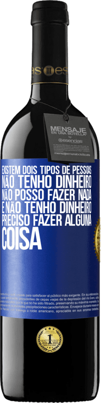 39,95 € Envio grátis | Vinho tinto Edição RED MBE Reserva Existem dois tipos de pessoas. Não tenho dinheiro, não posso fazer nada e Não tenho dinheiro, preciso fazer alguma coisa Etiqueta Azul. Etiqueta personalizável Reserva 12 Meses Colheita 2015 Tempranillo