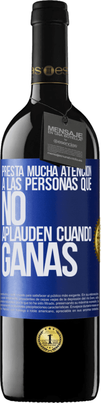 39,95 € Envío gratis | Vino Tinto Edición RED MBE Reserva Presta mucha atención a las personas que no aplauden cuando ganas Etiqueta Azul. Etiqueta personalizable Reserva 12 Meses Cosecha 2015 Tempranillo