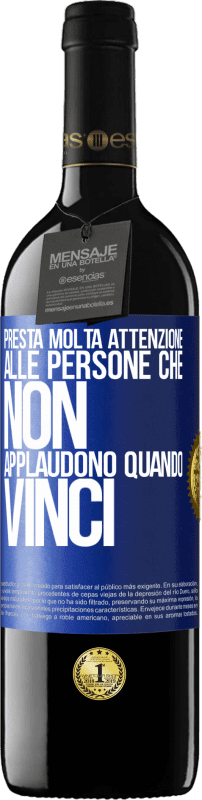 39,95 € Spedizione Gratuita | Vino rosso Edizione RED MBE Riserva Presta molta attenzione alle persone che non applaudono quando vinci Etichetta Blu. Etichetta personalizzabile Riserva 12 Mesi Raccogliere 2015 Tempranillo