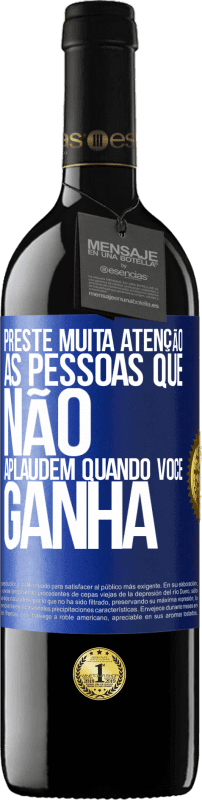 39,95 € Envio grátis | Vinho tinto Edição RED MBE Reserva Preste muita atenção às pessoas que não aplaudem quando você ganha Etiqueta Azul. Etiqueta personalizável Reserva 12 Meses Colheita 2015 Tempranillo