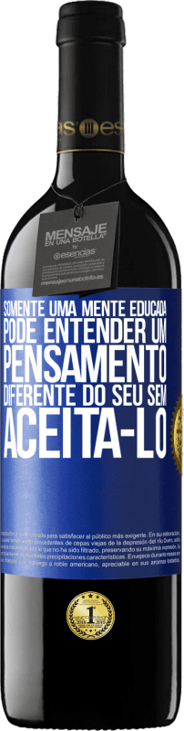 39,95 € Envio grátis | Vinho tinto Edição RED MBE Reserva Somente uma mente educada pode entender um pensamento diferente do seu sem aceitá-lo Etiqueta Azul. Etiqueta personalizável Reserva 12 Meses Colheita 2016 Tempranillo