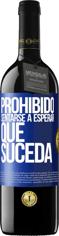 39,95 € Envío gratis | Vino Tinto Edición RED MBE Reserva Prohibido sentarse a esperar que suceda Etiqueta Azul. Etiqueta personalizable Reserva 12 Meses Cosecha 2015 Tempranillo