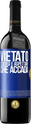 39,95 € Spedizione Gratuita | Vino rosso Edizione RED MBE Riserva Vietato sedersi e aspettare che accada Etichetta Blu. Etichetta personalizzabile Riserva 12 Mesi Raccogliere 2015 Tempranillo