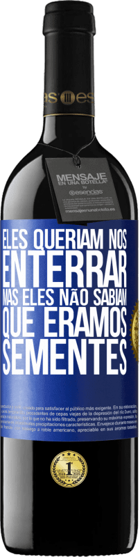 39,95 € Envio grátis | Vinho tinto Edição RED MBE Reserva Eles queriam nos enterrar. Mas eles não sabiam que éramos sementes Etiqueta Azul. Etiqueta personalizável Reserva 12 Meses Colheita 2015 Tempranillo