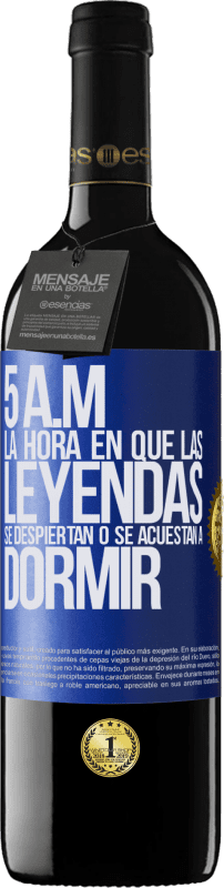 39,95 € Envío gratis | Vino Tinto Edición RED MBE Reserva 5 A.M. La hora en que las leyendas se despiertan o se acuestan a dormir Etiqueta Azul. Etiqueta personalizable Reserva 12 Meses Cosecha 2015 Tempranillo