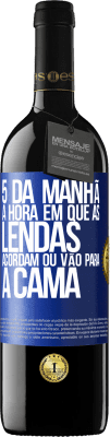 39,95 € Envio grátis | Vinho tinto Edição RED MBE Reserva 5 da manhã A hora em que as lendas acordam ou vão para a cama Etiqueta Azul. Etiqueta personalizável Reserva 12 Meses Colheita 2014 Tempranillo