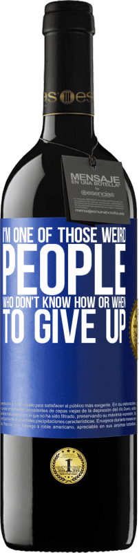 39,95 € 免费送货 | 红酒 RED版 MBE 预订 我是那些不知道如何或何时放弃的怪异人之一 蓝色标签. 可自定义的标签 预订 12 个月 收成 2016 Tempranillo